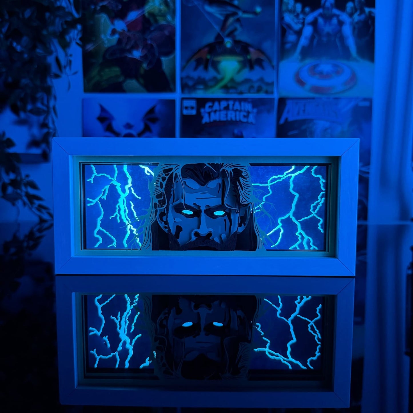 Glowing Hero Lightbox - Spiderman , Captain America, Hulk, Thor. Durable and easy to use, this lightbox brings your favorite heroes to life with a captivating glow.