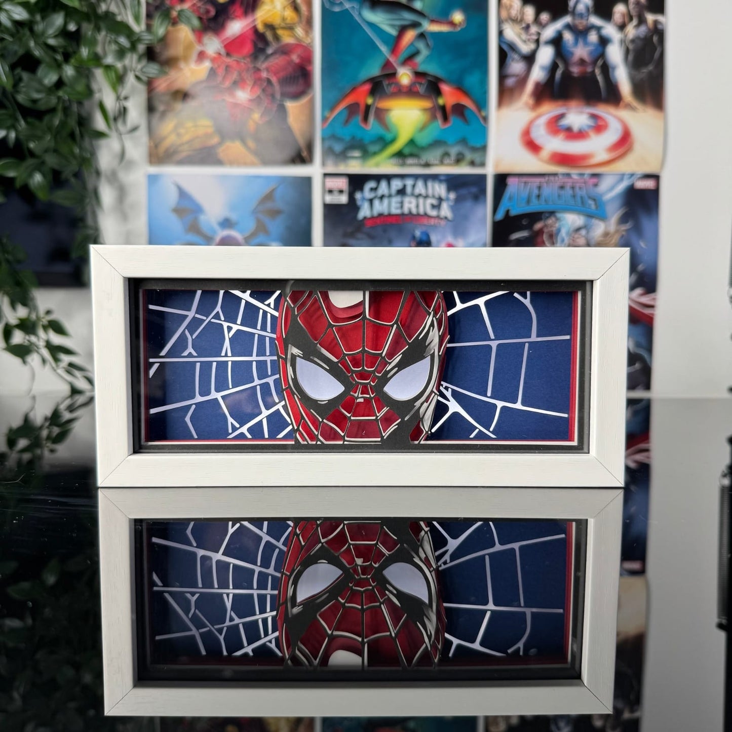 Glowing Hero Lightbox - Spiderman , Captain America, Hulk, Thor. Durable and easy to use, this lightbox brings your favorite heroes to life with a captivating glow.